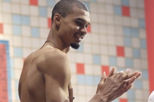 名嘴曾断言文班亚马的身体无法变得强壮，如今看来，他的确变强壮了。