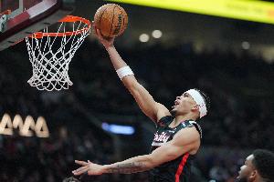 拓记：卡马拉看上去比上赛季强多了 他正成为家喻户晓的人物