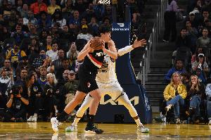 杨瀚森NBA季前赛首秀表现欠佳，6次犯规被罚下场，仅得到4分4篮板1助攻4失误。