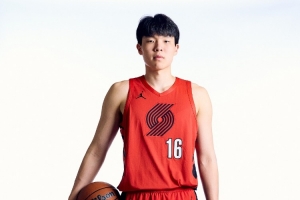 媒体人指出，杨瀚森作为一名新秀，不会有人主动将球员交由他来分配，这需要他慢慢来。