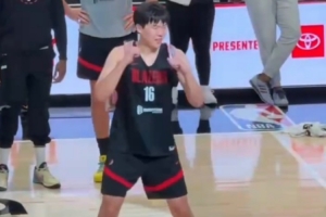 美媒调侃：杨瀚森运动天赋并非顶尖，舞技也算不上出众。