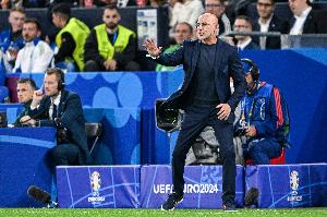 马卡报：西班牙与格鲁吉亚赛前遭遇恶劣天气，草皮状况恐受影响。