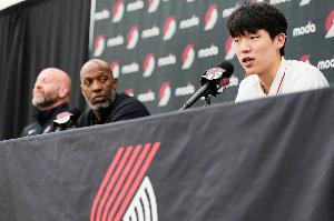 队记：杨瀚森的英语需要加强 当沟通受阻时他也要学会如何解决