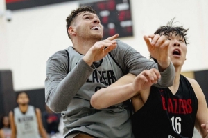 队记：杨瀚森在掩护设置与传球环节稍显迟缓，但其整体节奏相较克林根更为迅捷。