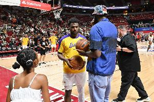 杨毅：詹姆斯堪称历史最强“开发商”，在各处都能建起冠军之塔；而布朗尼的实力显然还达不到NBA的标准。