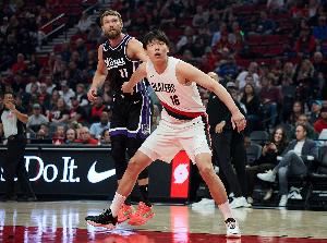 比卢普斯：杨瀚森为球队吸引了众多新球迷，我们将倾力培养他。