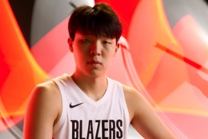 媒体人评价杨瀚森心态好、放得开，认为这是他的优点，并指出易建联当年在这方面有所欠缺。