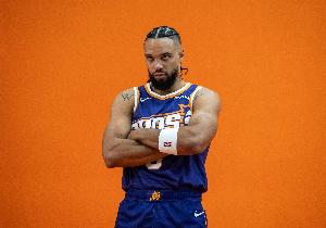 狄龙：詹姆斯是位伟大球员，防守需紧贴以干扰其节奏。