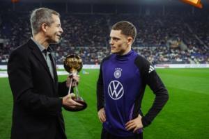 维尔茨今日赛前领取德国足球先生奖杯，他上赛季交出45场16球15助的数据。