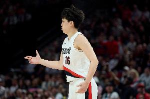 媒体人：杨瀚森很少连续两场表现糟糕 也很少被同一个人欺负两次