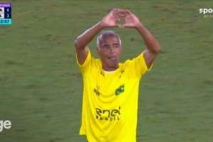 风采不减当年！传奇赛巴西8-3大胜意大利，罗马里奥中圈启动长途奔袭吊射破门