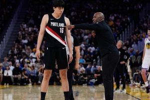 比卢普斯：杨瀚森今日状态明显提升，他拼尽全力，我为他的表现感到骄傲。