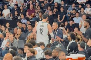 媒体人：蔡老板昨晚和曾凡博击掌鼓励他 曾嘱咐教练多给小曾机会