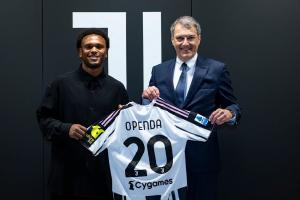 根据《都灵体育报》的消息，若尤文图斯本赛季成功保级，则必须买断前锋奥蓬达，买断总价为4500万欧元。