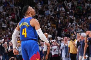 距离新赛季开赛仅剩10天，拉塞尔·威少仍未找到下家，仍是自由球员，美媒因此提出疑问：这位历史三双王是否将退出NBA？