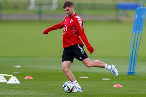 威尔士32岁后卫本-戴维斯将迎来国家队百场里程碑，下一场对阵比利时。