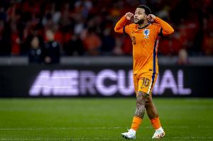 世预赛6场轰入7球！31岁德佩身价仅900万却征战巴甲，但为荷兰队攻入54球并送出35次助攻，荣登队史射手王与助攻王双榜第一。