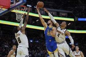 余华表示，威少当前的处境与库里有关，若没有库里，威少现在仍能拿到5000万的年薪。