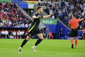 麦克托米奈：两战全胜，但表现仍有提升空间，需持续展现韧性。