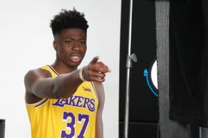 Stein：字母哥的四弟科斯塔斯签不了双向合同 所以雄鹿签了老五