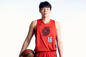 媒体人建议，在球权使用受限的情况下，杨瀚森应从防守端着手，并着重提升篮板球能力。