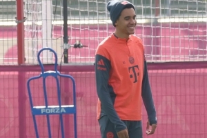 穆西亚拉现身拜仁公开训练，与球迷互动合影并签名，随后与教练进行了深入交流。