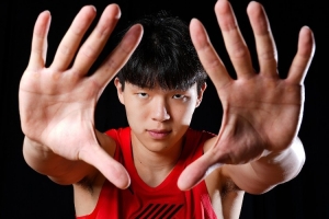 媒体人指出，杨瀚森在防守挡拆时的选择会陷入两难，这使他更容易犯规。