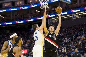 媒体人评价：瀚森作为开拓者队的可靠替补中锋表现出色，未来需与队友提升配合默契。