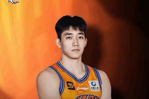 前程似锦，静候你绽放光芒！值此上海男篮球员万孟霖21岁华诞之际，谨致以最诚挚的生日祝福！