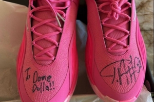 利拉德不忘老队友，晒出字母哥赠送的新款签名球鞋。