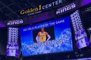 22年湖人客场对阵国王，威少曾遭嘲讽，当时大屏幕打出“本场最铁”字样。