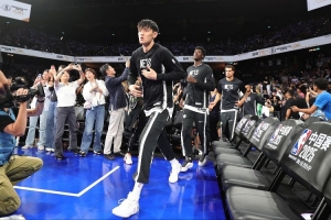 媒体人透露，裁掉曾凡博并非蔡老板的本意，小曾可留在G联赛寻求双向合同。