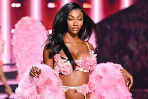 WNBA天使团亮相维多利亚秘密秀，众模强势回归，TWICE倾情献唱。