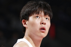 媒体人点评杨瀚森：对阵爵士内线全面受制，未能抢到1个篮板，表现确实不尽如人意。