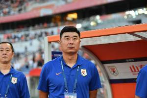 记者指出，泰山队中场缺少一名能送出关键传球的组织者，同时球队在禁区内的射门和得分效率也亟待提升。