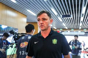 国安代理主帅：半场调整三人非因球员表现不佳，旨在通过换人扭转局势。