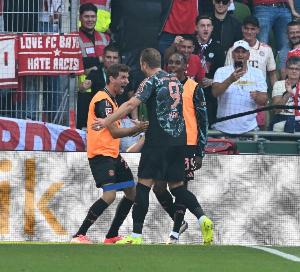 《图片报》：凯恩近日主动致电指点特尔，并安慰犯错的小贝林。