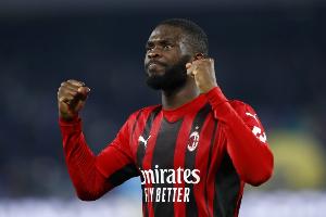 据记者报道，AC米兰正与托莫里就续约事宜展开谈判，球员本人渴望留队，目前双方的谈判氛围融洽。