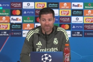 阿隆索谈伤情：赫伊森、阿诺德、卡瓦哈尔均无法出战，并盛赞库尔图瓦是世界最佳门将。