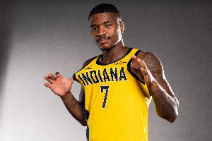 卡姆-琼斯因超速被拦下，但卡莱尔透露他仅收到罚单，原因是急于前往训练。