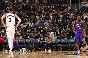 休赛期球星卡收藏量球员排行榜前十：文班亚马榜首，詹姆斯紧随其后，库里位列第四。