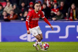 因德斯特今日迟到，埃因霍温主帅决定让其坐欧冠替补席，强调球队必须严守规则。