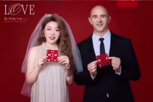 苏超南京队外籍主帅喜结连理，正式成为南京女婿，其妻子发文祝愿愿年年相伴一切如意。