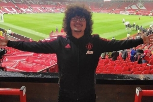 《邮报》报道称，曼联俱乐部已决定对袭击网红的球迷处以无限期禁赛的处罚。