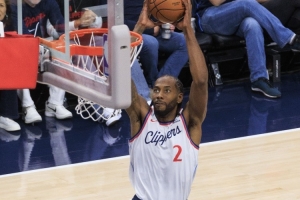 揭幕战惨败，小卡坦言失误是主因，爵士首节狂轰43分，球队防守未达预期。