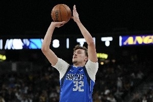 探花秀首秀狂砍34分，弗拉格贡献两双，11人轮换8人得分上双。