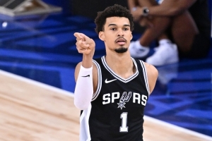 媒体人：地球人谁能阻挡文班亚马？少林寺的含金量可不是吹的。