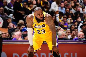 记者：外界普遍预期詹姆斯不会退役，预计他明年将降薪与其他球队签下短期合同，以追逐总冠军。