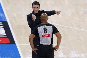 裁判解释雷霆队最后一次暂停：戴格诺特在发球前靠近裁判并喊出了暂停。