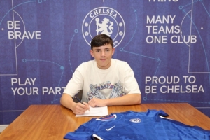 切尔西官方宣布，已与17岁中场球员雷吉-沃尔什签署职业合同。